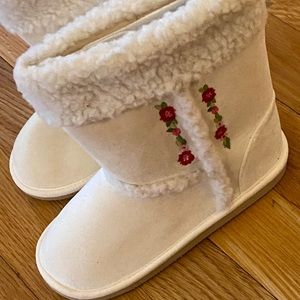 NWT Gymboree Cozy Owl vintage fall line boots.  Size 11 girls w/flaw.  S…